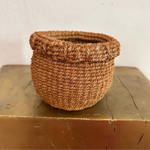 Vintage natural jute Handwoven plant/storage/decorative cuffed basket - Picture 2 of 8